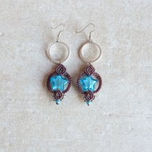 Oorbellen in micro-macramé chocoladebruin/blauw Murano glas ster