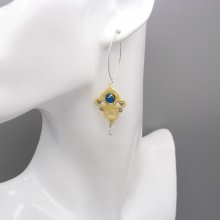 Cream micro-macramé oorbellen met aqua terra jaspis kraal
