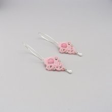 Roze micro macramé oorbellen met een roze edelsteen kraal