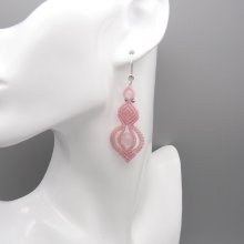 Oorbellen in lichtroze micro-macramé