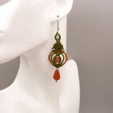 Groene en karamel micro-macramé oorbellen met carneoolkralen