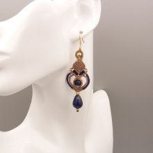 Oorbellen in micro-macramé in beige en donkerblauw 