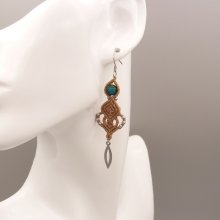 Oorbellen in lichtbeige micro-macramé
