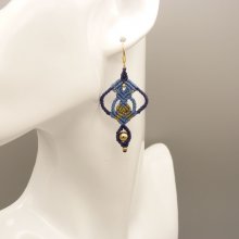 Paar blauwe micro-macramé oorbellen 