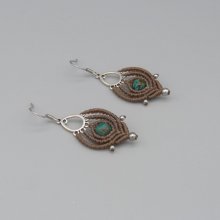 Oorbellen in hazelnootkleurig micro-macramé met een chrysocolla kraal