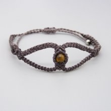 Paarse micro-macramé armband met drie tijgeroog kralen