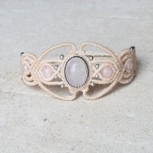 Off-white micro-macramé armband met een rozenkwarts steen