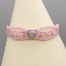 Roze micro-macramé armband met een roze kwartssteen