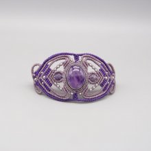 Paarse micro-macramé armband met een amethist gezet in het midden