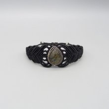 Zwarte micro-macramé armband met een labradoriet gezet in het midden