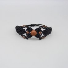 Zwarte micro-macramé armband met een centrale "sunstone" kraal