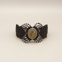 Zwarte micro-macramé armband met een labradoriet gezet in het midden