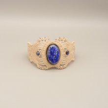 Lichtbeige micro-macramé armband met lapis lazuli