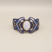 Middernachtblauwe micro-macramé armband met een lintagaat gezet in goudkleurig metaal