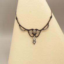 Charcoal grijze micro-macramé ketting met labradoriet gezet