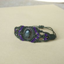 Groene micro-macramé armband met een steen gezet in metaal