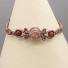 Micro macramé armband in taupe kleur met een glazen kraal