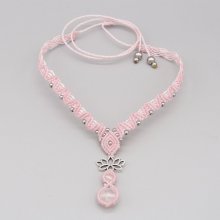 Roze micro-macramé ketting met twee kwartskralen 