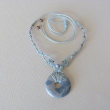 Watergroen collier in micro-macramé met een natuursteen, de picasso jaspis, als centraal stuk