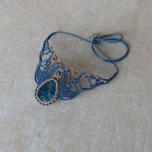 beige eend blauwe micro-macramé ketting met een apatiet