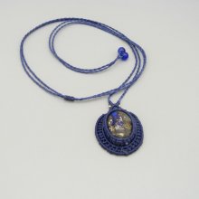 Donkerblauwe micro-macramé ketting met een stenen cabochon