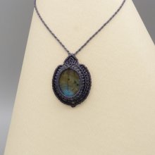 Donkergrijze micro-macramé ketting met een prachtige labradoriet