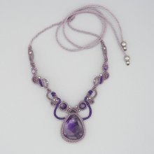 Paarse micro-macramé ketting met een amethist