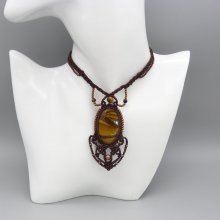 Bruin micro-macramé collier met een tijgeroog cabochon