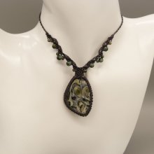 Ketting in donkergrijs micro-macramé met kambaba jaspis