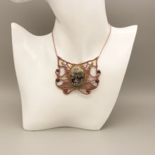 Taupekleurige micro-macramé ketting met een jaspis