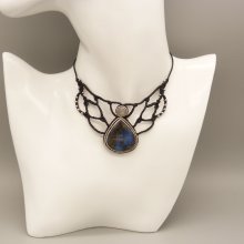 Zwarte micro-macramé ketting met labradoriet gezet