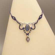 Middernachtblauwe ketting in micro-macramé met een labradoriet gezet in het midden