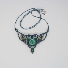 Smaragdgroen collier in micro-macramé met een set keramiek