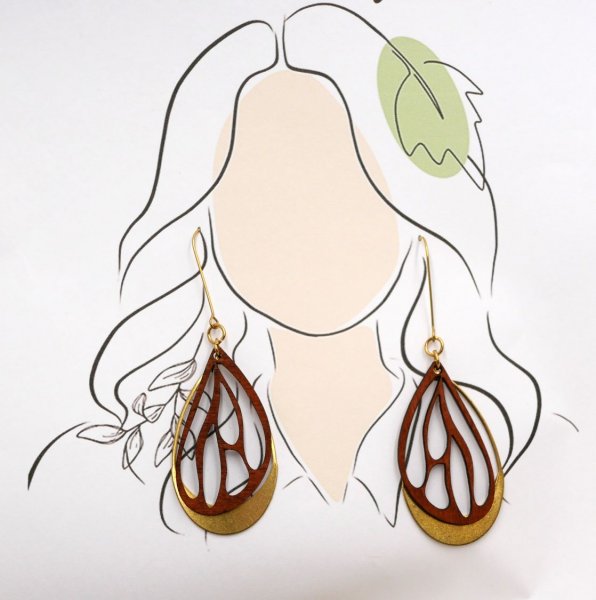 Vleugel oorbellen in kersenhout op ovaal opengewerkt in verguld messing