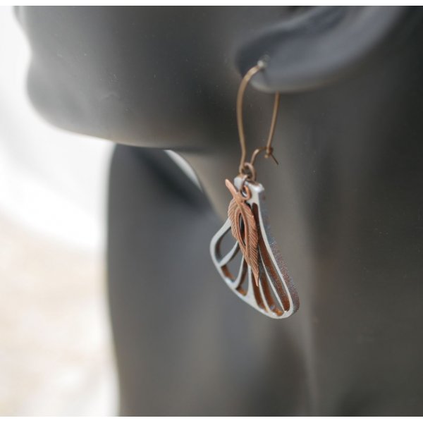 Boucles d'oreilles ailes en bois peint gris m&eacute;tallis&eacute; et feuilles cuivr&eacute;es