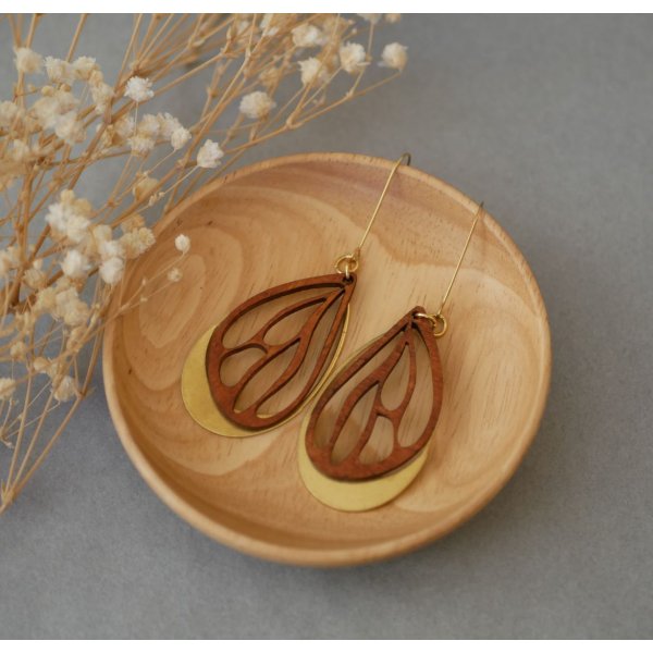 Vleugel oorbellen in kersenhout op ovaal opengewerkt in verguld messing