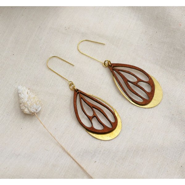 Vleugel oorbellen in kersenhout op ovaal opengewerkt in verguld messing