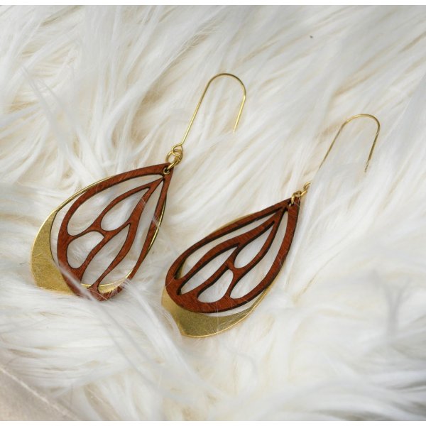 Vleugel oorbellen in kersenhout op ovaal opengewerkt in verguld messing