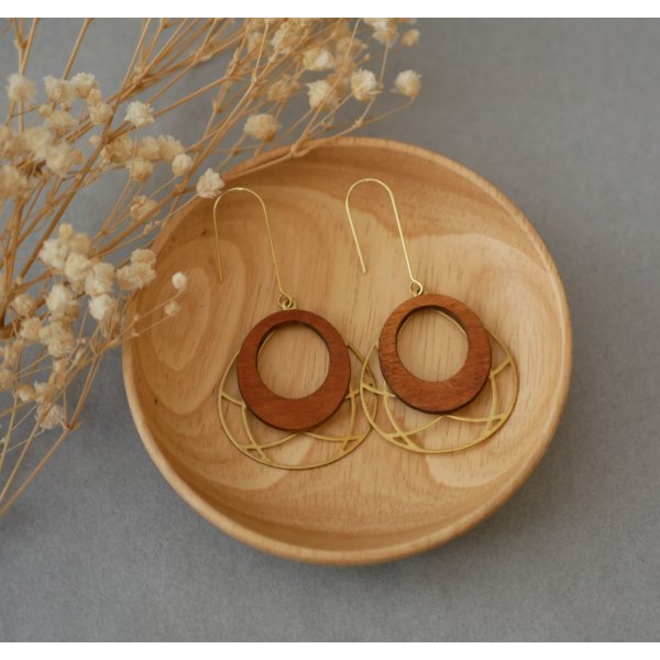 Vleugel oorbellen in kersenhout op ovaal opengewerkt in verguld messing