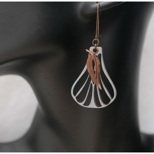Boucles d'oreilles ailes en bois peint gris m&eacute;tallis&eacute; et feuilles cuivr&eacute;es