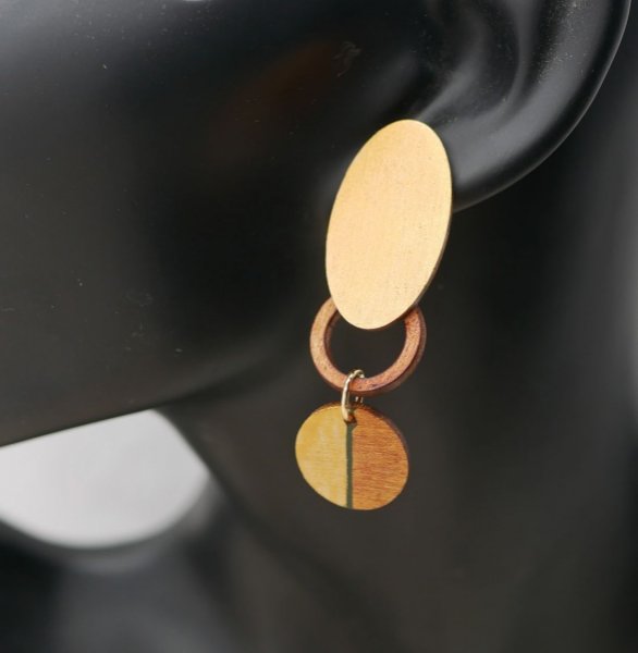 Oorbellen in kersenhout grafiek en verguld