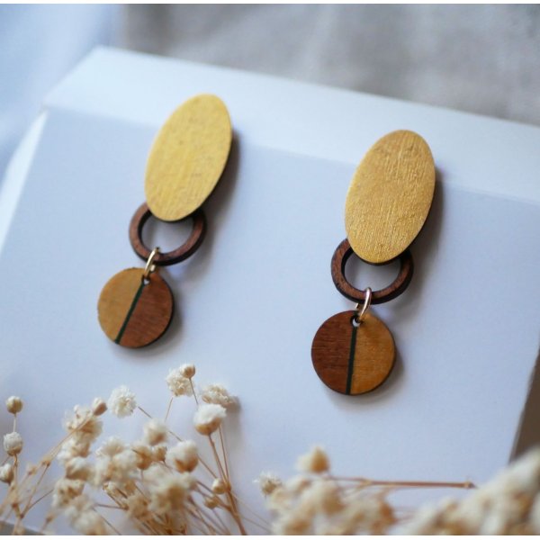 Oorbellen in kersenhout grafiek en verguld