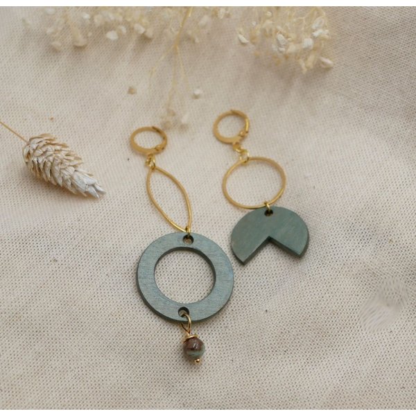 Asymmetrische geometrische oorbellen van hout en verguld messing