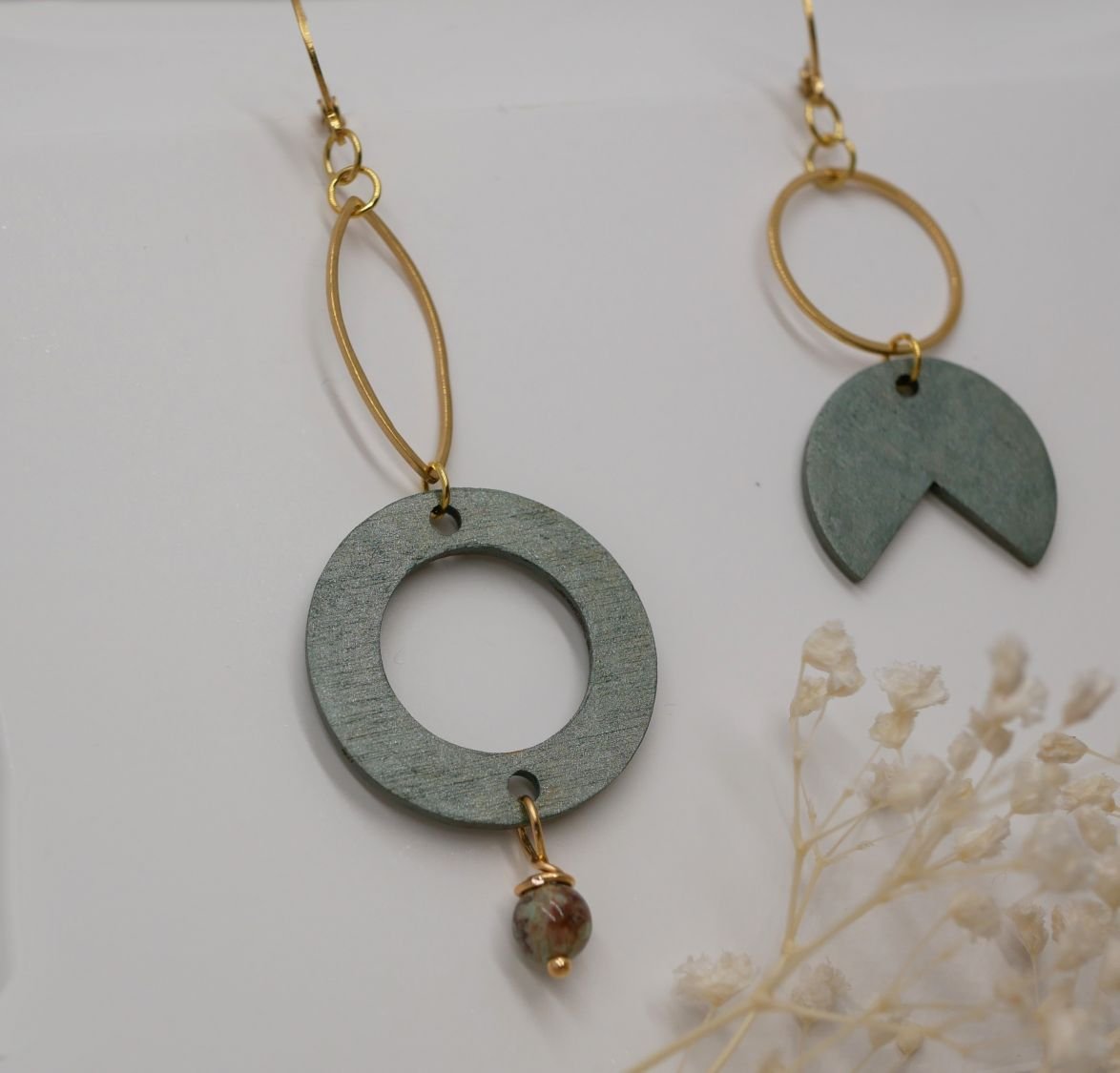 Asymmetrische geometrische oorbellen van hout en verguld messing
