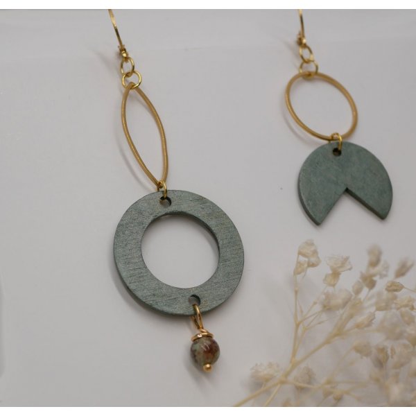 Asymmetrische geometrische oorbellen van hout en verguld messing