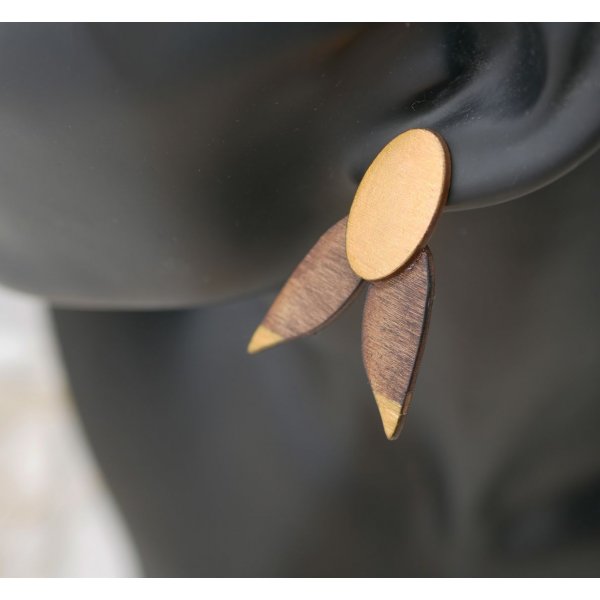 Cicade oorbellen in walnoothout en verguld 