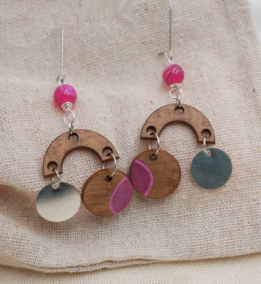 Oorbellen van walnoothout met fuchsia kralen