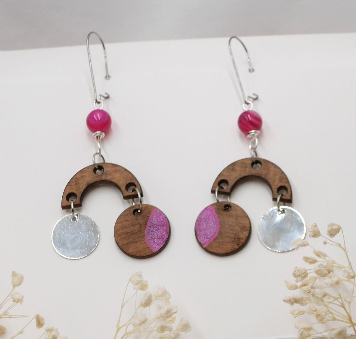 Oorbellen van walnoothout met fuchsia kralen