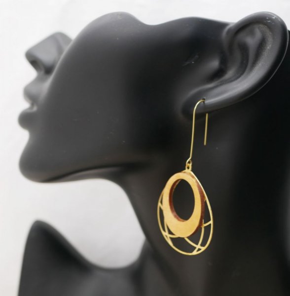 Vergulde ovale houten oorbellen aan opengewerkt messing kwastje