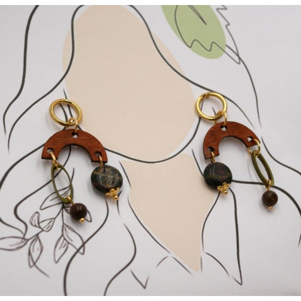 Oorbellen van hout, edelsteen en verguld messing